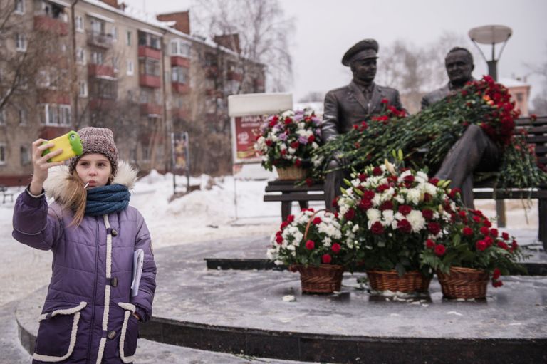 Девочка фотографируется на фоне памятника конструктору пилотируемых космических кораблей Сергею Королеву и первому космонавту Земли Юрию Гагарину в Королеве Девочка фотографируется на фоне памятника конструктору пилотируемых космических кораблей Сергею Королеву и первому космонавту Земли Юрию Гагарину в Королеве