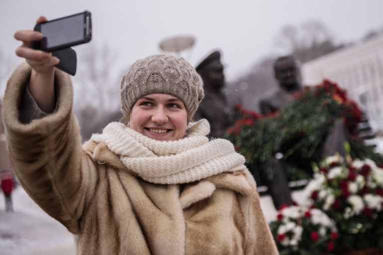 Женщина фотографируется на фоне памятника конструктору пилотируемых космических кораблей Сергею Королеву и первому космонавту Земли Юрию Гагарину в Королеве Женщина фотографируется на фоне памятника конструктору пилотируемых космических кораблей Сергею Королеву и первому космонавту Земли Юрию Гагарину в Королеве