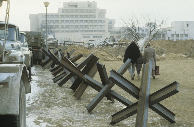 Противотанковые ежи на подходах к зданию парламента в Вильнюсе. 18 января 1991 года Противотанковые ежи на подходах к зданию парламента в Вильнюсе. 18 января 1991 года