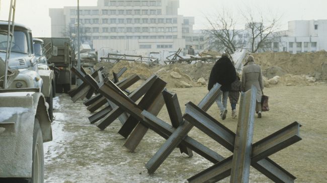 Противотанковые ежи на подходах к зданию парламента в Вильнюсе, январь 1991 года Противотанковые ежи на подходах к зданию парламента в Вильнюсе, январь 1991 года
