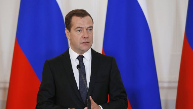 Председатель правительства РФ Дмитрий Медведев на церемонии вручения премий правительства РФ 2016 года в области СМИ. 13 января 2017 Председатель правительства РФ Дмитрий Медведев на церемонии вручения премий правительства РФ 2016 года в области СМИ. 13 января 2017