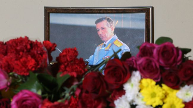 Цветы в память о погибших в крушении самолета Ту-154 Минобороны РФ Цветы в память о погибших в крушении самолета Ту-154 Минобороны РФ