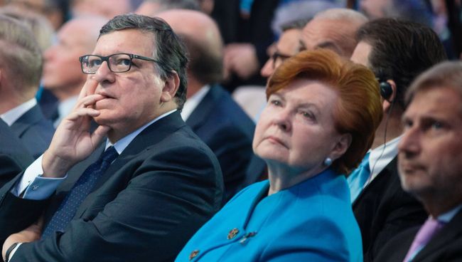 Экс-президент Латвийской Республики Вайра Вике-Фрейберга (в центре). Архивное фото Экс-президент Латвийской Республики Вайра Вике-Фрейберга (в центре). Архивное фото