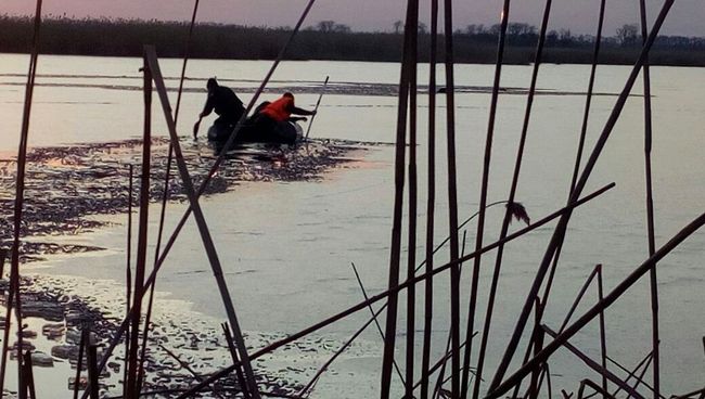 Поиски детей, провалившихся под лед на реке в Краснодарском крае Поиски детей, провалившихся под лед на реке в Краснодарском крае