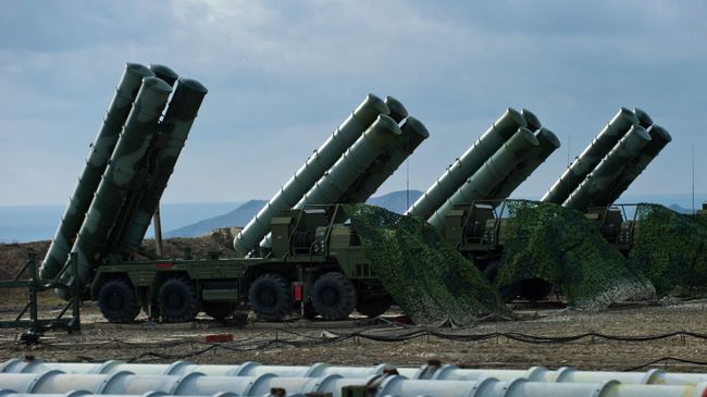 Зенитный ракетный комплекс С-400 Триумф полка противовоздушной обороны в Феодосии. Архивное фото Зенитный ракетный комплекс С-400 Триумф полка противовоздушной обороны в Феодосии. Архивное фото