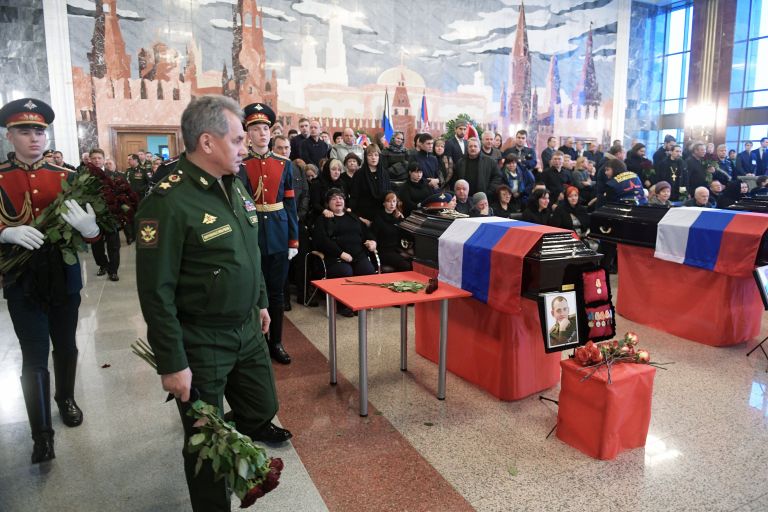 Министр обороны РФ, генерал армии Сергей Шойгу на церемонии прощания с погибшими при крушении самолета Ту-154 в Черном море на Федеральном военном мемориальном кладбище в Московской области Министр обороны РФ, генерал армии Сергей Шойгу на церемонии прощания с погибшими при крушении самолета Ту-154 в Черном море на Федеральном военном мемориальном кладбище в Московской области