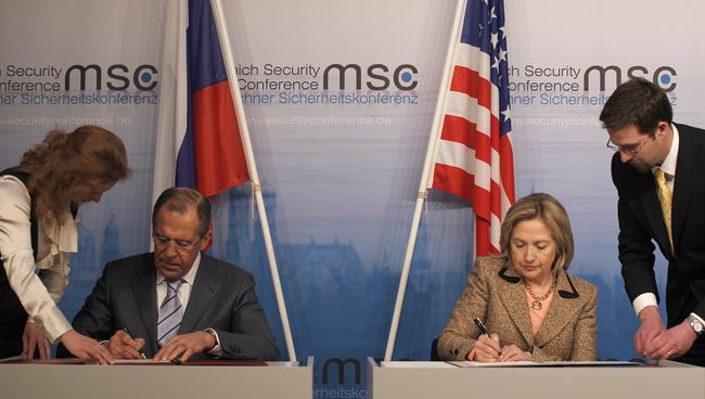 Глава МИД РФ Сергей Лавров и глава госдепартамента США Хиллари Клинтон во время обмена ратификационными грамотами Договора об СНВ в Мюнхене. 5 февраля 2011 Глава МИД РФ Сергей Лавров и глава госдепартамента США Хиллари Клинтон во время обмена ратификационными грамотами Договора об СНВ в Мюнхене. 5 февраля 2011