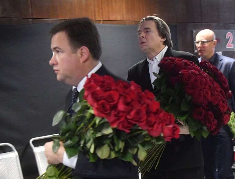 Генеральный директор Первого канала Константин Эрнст, президент КХЛ Дмитрий Чернышенко перед началом гражданской панихиды по погибшим при крушении самолета Ту-154 над Черным морем журналистам в телецентре Останкино Генеральный директор Первого канала Константин Эрнст, президент КХЛ Дмитрий Чернышенко перед началом гражданской панихиды по погибшим при крушении самолета Ту-154 над Черным морем журналистам в телецентре Останкино