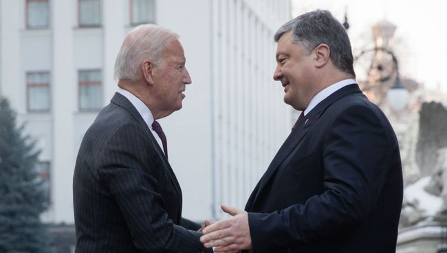 Президент Украины Петр Порошенко и вице-президент США Джо Байден в Киеве. Архивное фото. Президент Украины Петр Порошенко и вице-президент США Джо Байден в Киеве. Архивное фото.