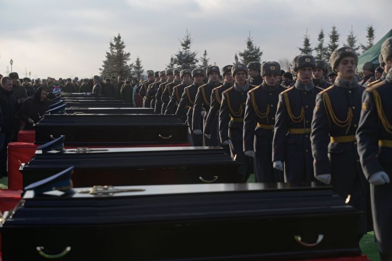 На церемонии прощания с погибшими при крушении самолета Ту-154 в Черном море на Федеральном военном мемориальном кладбище в Московской области На церемонии прощания с погибшими при крушении самолета Ту-154 в Черном море на Федеральном военном мемориальном кладбище в Московской области