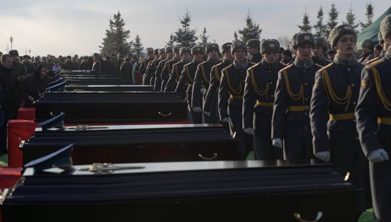 На церемонии прощания с погибшими при крушении самолета Ту-154 в Черном море на Федеральном военном мемориальном кладбище в Московской области На церемонии прощания с погибшими при крушении самолета Ту-154 в Черном море на Федеральном военном мемориальном кладбище в Московской области