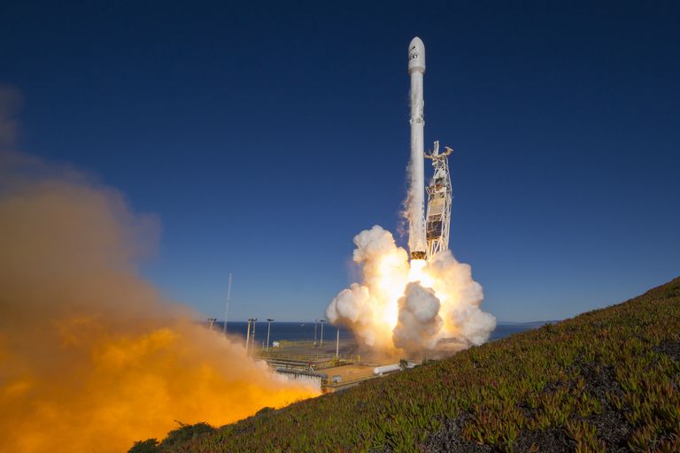 Ракета Falcon 9 компании SpaceX стартовала в Калифорнии со спутниками, 14 января 2017