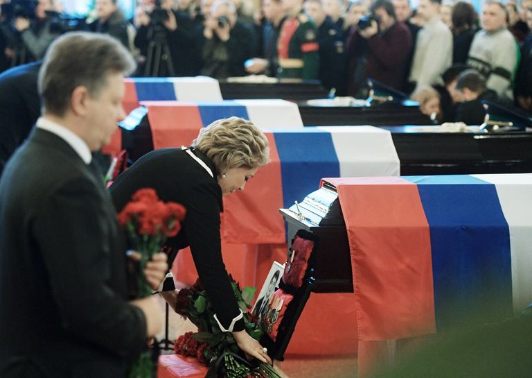 Председатель Совета Федерации РФ Валентина Матвиенко на церемонии прощания с погибшими при крушении самолета Ту-154 Председатель Совета Федерации РФ Валентина Матвиенко на церемонии прощания с погибшими при крушении самолета Ту-154