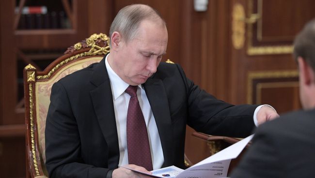 Президент РФ Владимир Путин во время встречи с министром промышленности и торговли РФ Денисом Мантуровым в Кремле. 16 января 2017 Президент РФ Владимир Путин во время встречи с министром промышленности и торговли РФ Денисом Мантуровым в Кремле. 16 января 2017