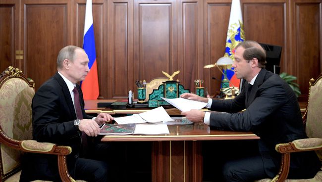 Президент РФ Владимир Путин и министр промышленности и торговли РФ Денис Мантуров во время встречи в Кремле. 16 января 2017 Президент РФ Владимир Путин и министр промышленности и торговли РФ Денис Мантуров во время встречи в Кремле. 16 января 2017