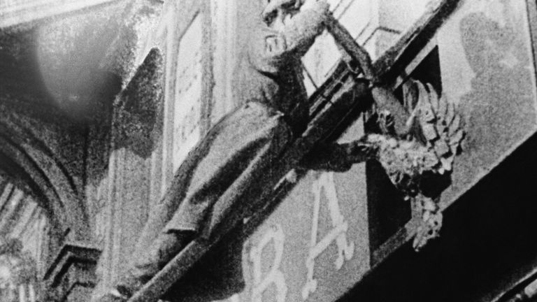 Солдат срывает эмблему царизма. Петроград, февраль 1917 год Солдат срывает эмблему царизма. Петроград, февраль 1917 год