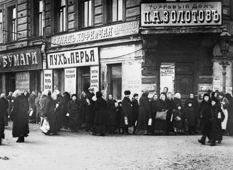 Жители Петрограда стоят в очереди у продовольственного магазина во время февральской буржуазно-демократической революции. 1917 год Жители Петрограда стоят в очереди у продовольственного магазина во время февральской буржуазно-демократической революции. 1917 год