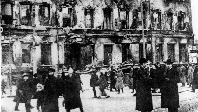 Жители Петрограда во время февральской революции 1917 года. Архивное фото Жители Петрограда во время февральской революции 1917 года. Архивное фото