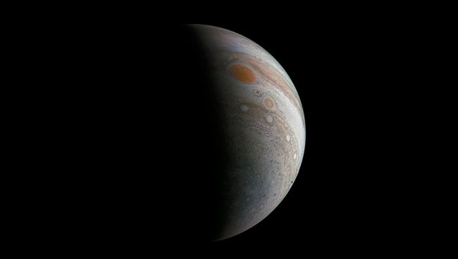 Великое пятно Юпитера, снятое зондом Juno. Архивное фото Великое пятно Юпитера, снятое зондом Juno. Архивное фото