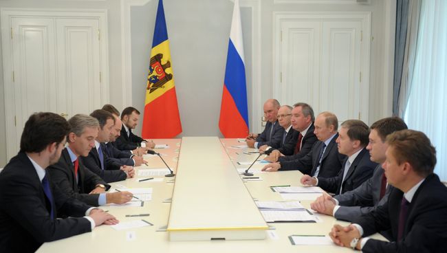 Президент РФ Владимир Путин и премьер-министр Республики Молдова Владимир Филат в сочинской резиденции Бочаров ручей во время российско-молдавских переговоров. Архив Президент РФ Владимир Путин и премьер-министр Республики Молдова Владимир Филат в сочинской резиденции Бочаров ручей во время российско-молдавских переговоров. Архив