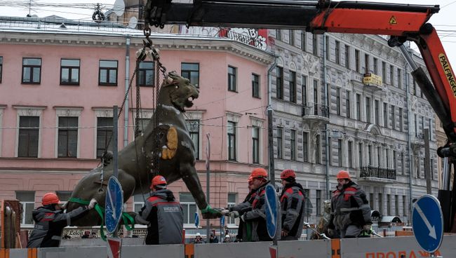 Демонтаж грифонов с Банковского моста в Санкт-Петербурге Демонтаж грифонов с Банковского моста в Санкт-Петербурге