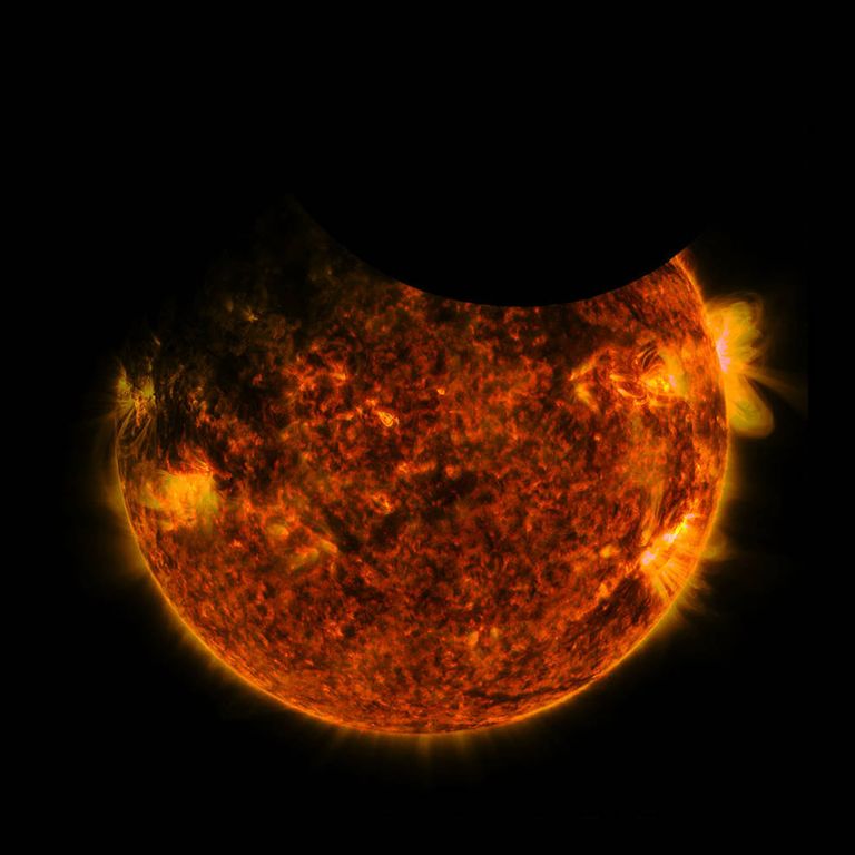 Обсерватория SDO зафиксировала двойное затмение Обсерватория SDO зафиксировала двойное затмение