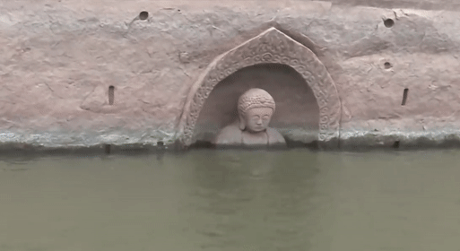 В Китае из-под воды появилась древняя статуя Будды В Китае из-под воды появилась древняя статуя Будды