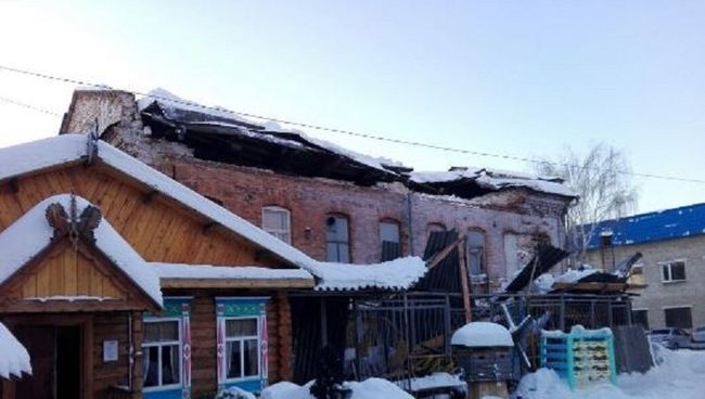 Обрушение кровли нежилого дома XIX века в Ирбите Обрушение кровли нежилого дома XIX века в Ирбите
