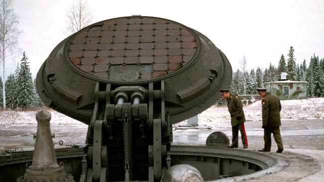 Военные осматривают шахту ракеты Тополь-М Военные осматривают шахту ракеты Тополь-М