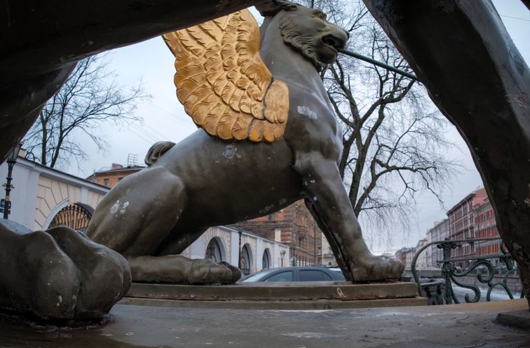 Статуи грифонов на Банковском мосту в Санкт-Петербурге Статуи грифонов на Банковском мосту в Санкт-Петербурге