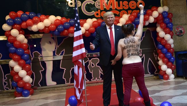 Активистка Femen с фигурой Дональда Трампа в Музее восковых фигур в Мадриде Активистка Femen с фигурой Дональда Трампа в Музее восковых фигур в Мадриде
