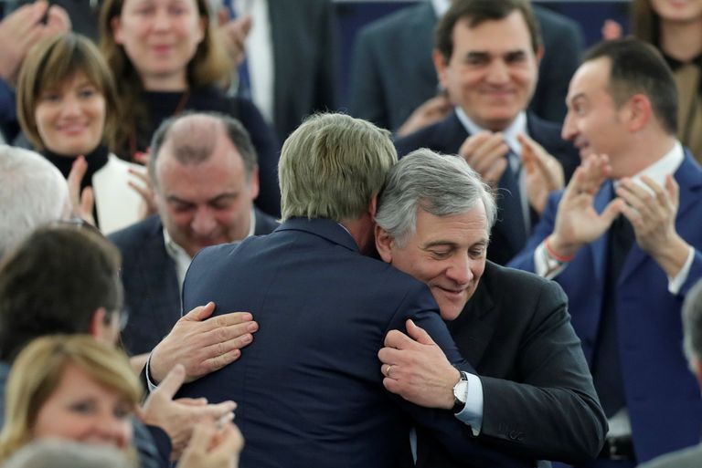 Избранный президент Европарламента итальянец Антонио Таяни принимает поздравления в Страсбурге. 17 января 2017 года Избранный президент Европарламента итальянец Антонио Таяни принимает поздравления в Страсбурге. 17 января 2017 года