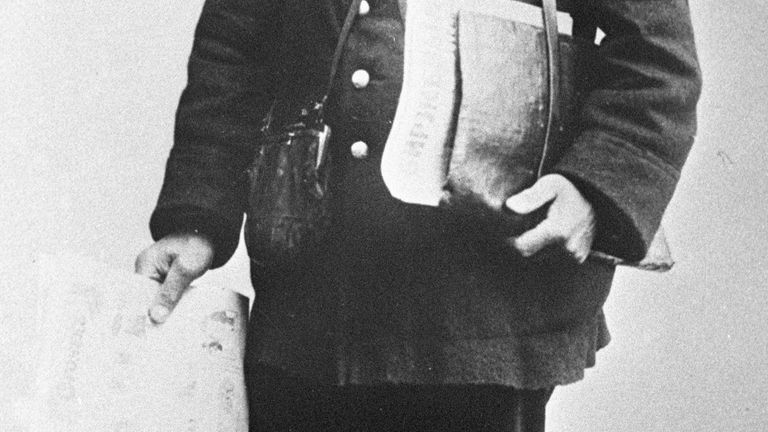 Газетчик-продавец Биржевых ведомостей. Москва, 1913 Газетчик-продавец Биржевых ведомостей. Москва, 1913