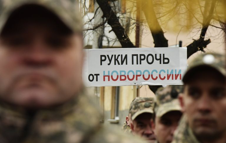 Участники митинга, посвященного 363-й годовщине Переяславской Рады у памятника Богдану Хмельницкому в Симферополе Участники митинга, посвященного 363-й годовщине Переяславской Рады у памятника Богдану Хмельницкому в Симферополе