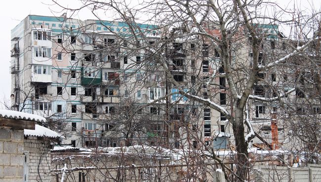 Разрушенный многоквартирный жилой дом в Донецке. Архивное фото Разрушенный многоквартирный жилой дом в Донецке. Архивное фото