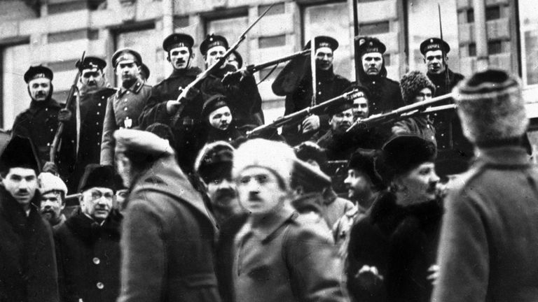 Матросы с крейсера Аврора присоединяются к восставшему народу во время Февральской революции. Петроград, 1917 год Матросы с крейсера Аврора присоединяются к восставшему народу во время Февральской революции. Петроград, 1917 год