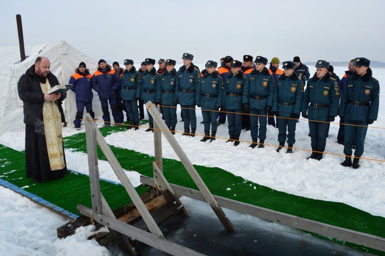 Священнослужитель освящает крещенскую купель, подготовленную сотрудниками МЧС РФ, на льду Амурского залива во Владивостоке Священнослужитель освящает крещенскую купель, подготовленную сотрудниками МЧС РФ, на льду Амурского залива во Владивостоке