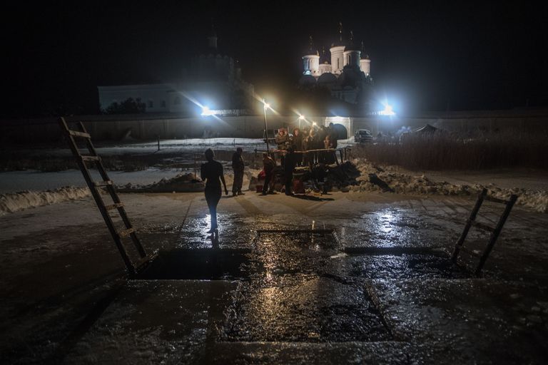 Верующие во время крещенского купания в Свято-Троицком Герасимо-Болдинском мужском монастыре в Смоленской области Верующие во время крещенского купания в Свято-Троицком Герасимо-Болдинском мужском монастыре в Смоленской области