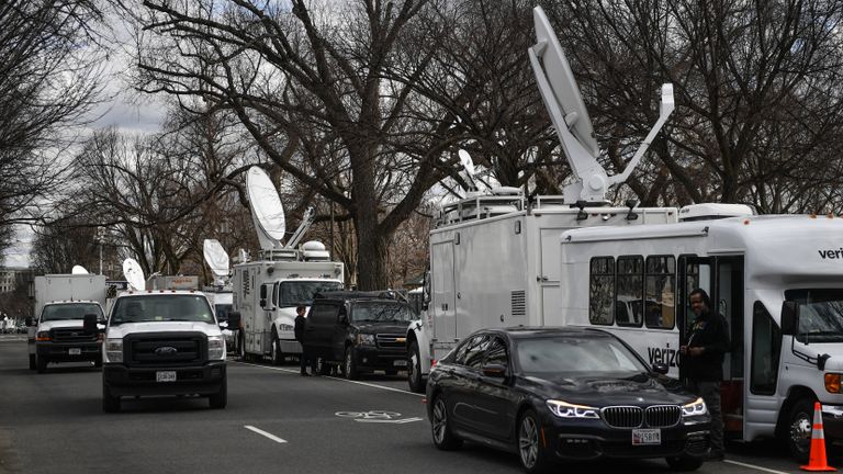 Автомобили телевизионных компаний на Национальной аллее в Вашингтоне Автомобили телевизионных компаний на Национальной аллее в Вашингтоне