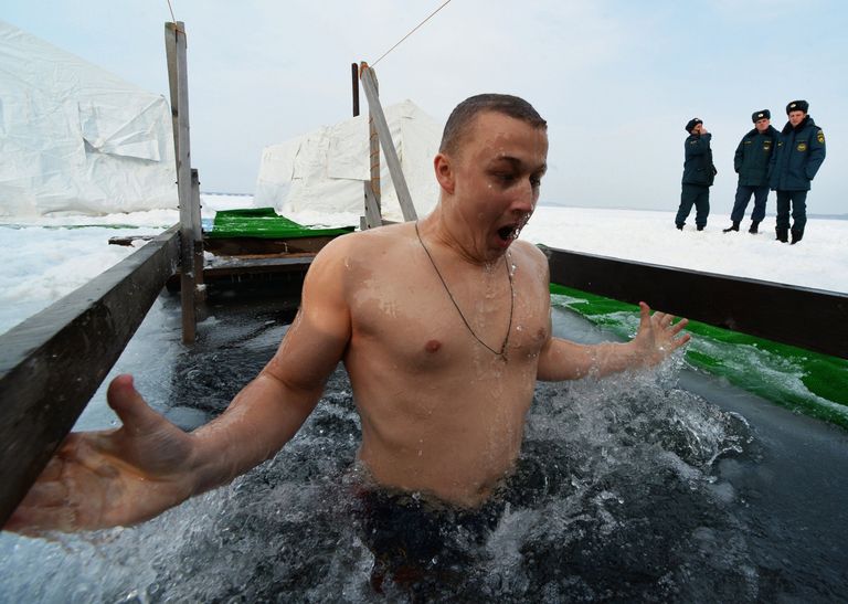 Мужчина во время крещенского купания в Амурском заливе во Владивостоке Мужчина во время крещенского купания в Амурском заливе во Владивостоке