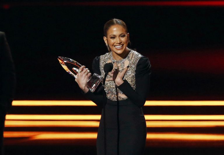 Дженнифер Лопес на церемонии вручения премии People's Choice Awards 2017 в Лос-Анджелесе, штат Калифорния, США Дженнифер Лопес на церемонии вручения премии People's Choice Awards 2017 в Лос-Анджелесе, штат Калифорния, США