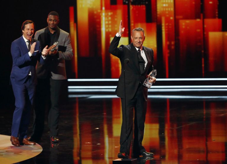 Том Хэнкс на церемонии вручения премии People's Choice Awards 2017 в Лос-Анджелесе, штат Калифорния, США Том Хэнкс на церемонии вручения премии People's Choice Awards 2017 в Лос-Анджелесе, штат Калифорния, США