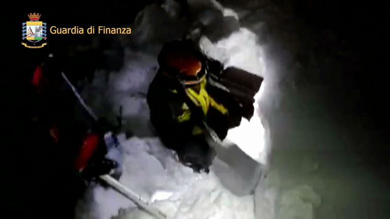 Итальянские спасатели во время поисковой операции в отеле Rigopiano di Farindola после схода лавины Итальянские спасатели во время поисковой операции в отеле Rigopiano di Farindola после схода лавины
