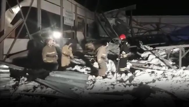 Работа спасателей на месте обрушения конного клуба в Новосибирской области