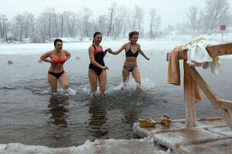 Горожане во время крещенского купания на канале в городской зоне отдыха Абакана Горожане во время крещенского купания на канале в городской зоне отдыха Абакана