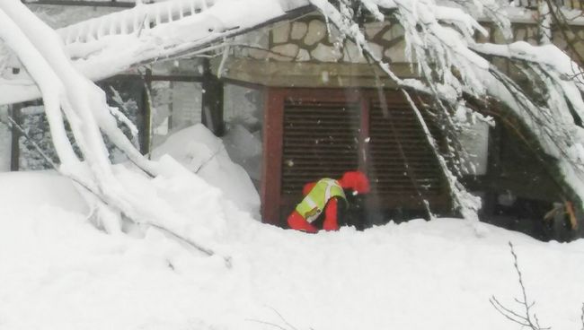 Итальянские спасатели во время поисковой операции в отеле Rigopiano di Farindola после схода лавины Итальянские спасатели во время поисковой операции в отеле Rigopiano di Farindola после схода лавины