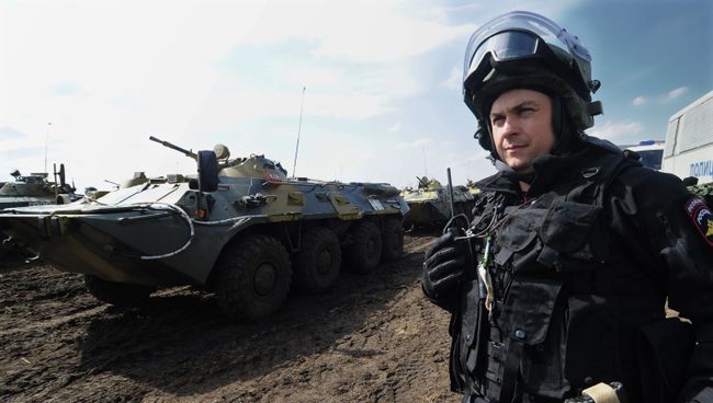 Военнослужащий Внутренних войск (ВВ) МВД России во время учений на Кадамовском полигоне в Ростовской области. Архивное фото Военнослужащий Внутренних войск (ВВ) МВД России во время учений на Кадамовском полигоне в Ростовской области. Архивное фото