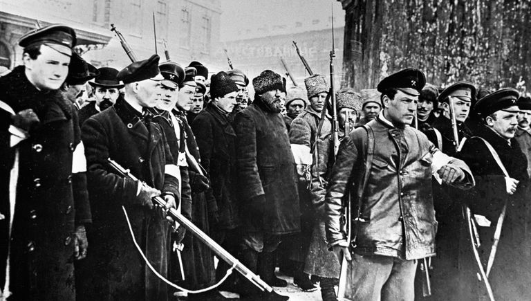 Восставшие ведут в Таврический дворец переодетых городовых во время Февральской буржуазно-демократической революции. Петроград, 1917 год Восставшие ведут в Таврический дворец переодетых городовых во время Февральской буржуазно-демократической революции. Петроград, 1917 год