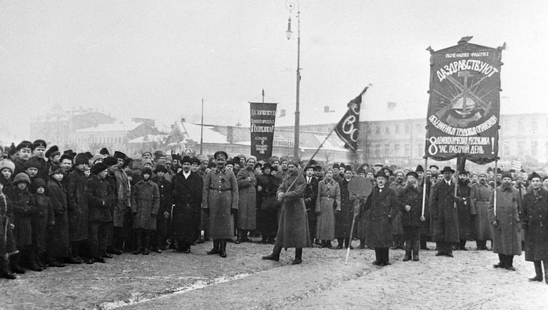 Колонны рабочих фабрики Фаберже и солдаты 2-го Московского запасного полка направляются на демонстрацию во время февральской буржуазно-демократической революции. 1917 год Колонны рабочих фабрики Фаберже и солдаты 2-го Московского запасного полка направляются на демонстрацию во время февральской буржуазно-демократической революции. 1917 год