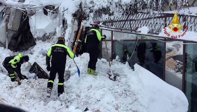 Итальянские спасатели во время поисковой операции в отеле Rigopiano di Farindola после схода лавины Итальянские спасатели во время поисковой операции в отеле Rigopiano di Farindola после схода лавины